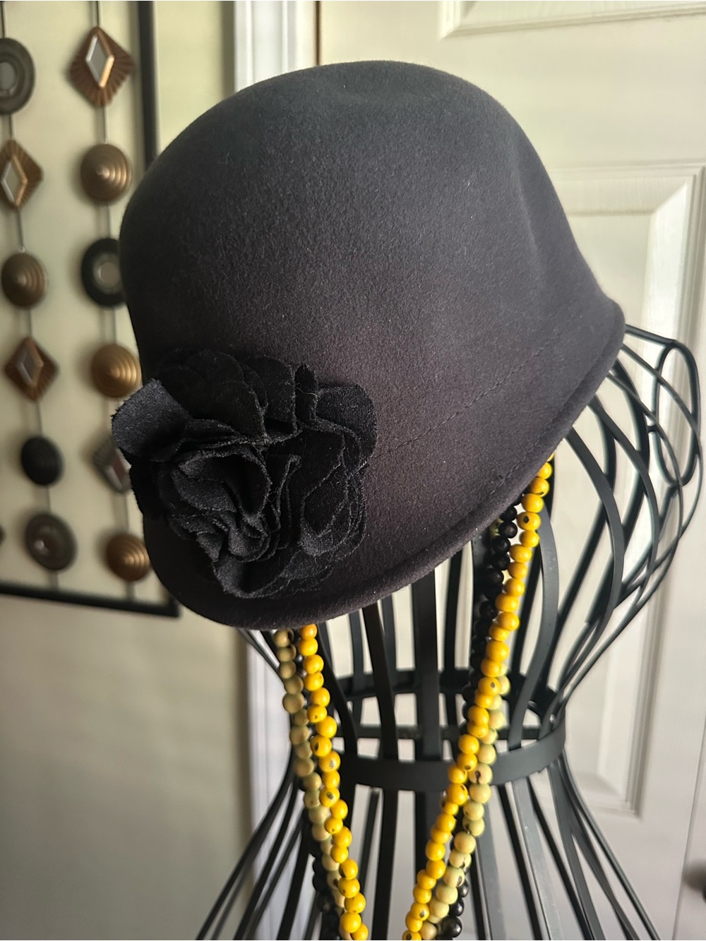 Giovannio Black 100% Wool Felt Cloche Hat 1920s Vintage Style Flower Accent